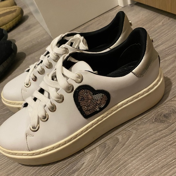 Beautiful sneakers - Picture 2 of 4